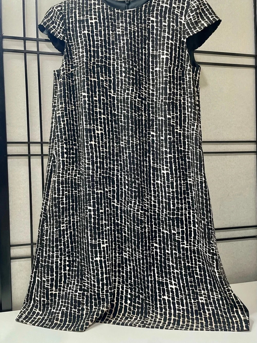 Max Mara Studio Black & White Geometric
Textured Shift Dress - Size M (IT 42) - Picture 2 of 7